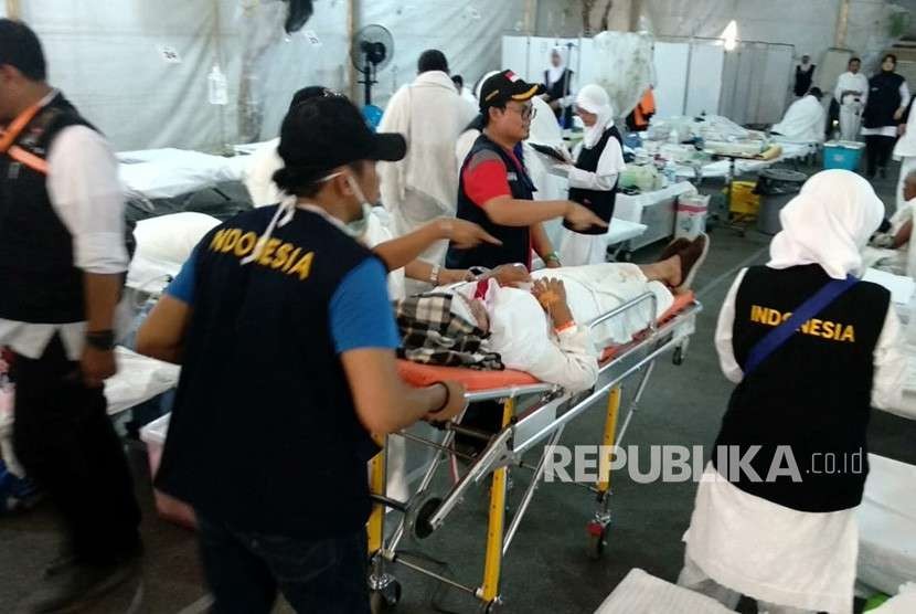 Petugas kesehatan menangani jamaah yang menderita sakit di Pos Kesehatab Haji Indonesia di Arafah, Ahad (19/8). Hingga Ahad siang, sedikitnya 10 jamaah telah dirawat dan salah satunya harus dirujuk ke RS Arab Saudi.