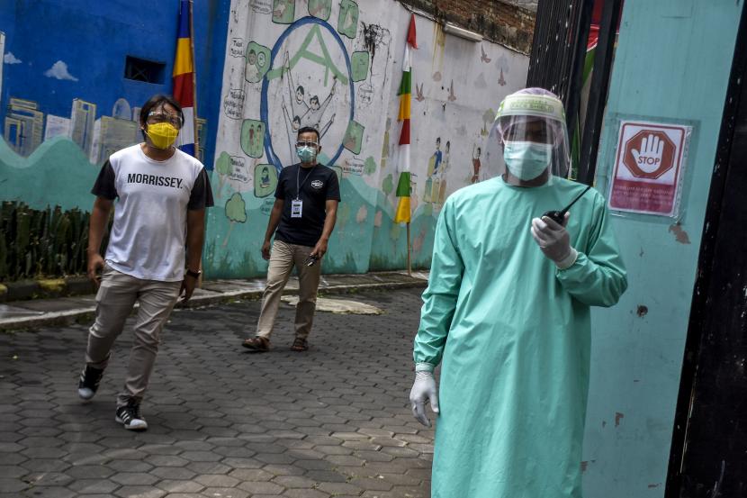 Petugas kesehatan mendampingi sejumlah relawan Uji Klinis Vaksin Covid-19 di Puskesmas Garuda, Jalan Dadali, Kota Bandung.