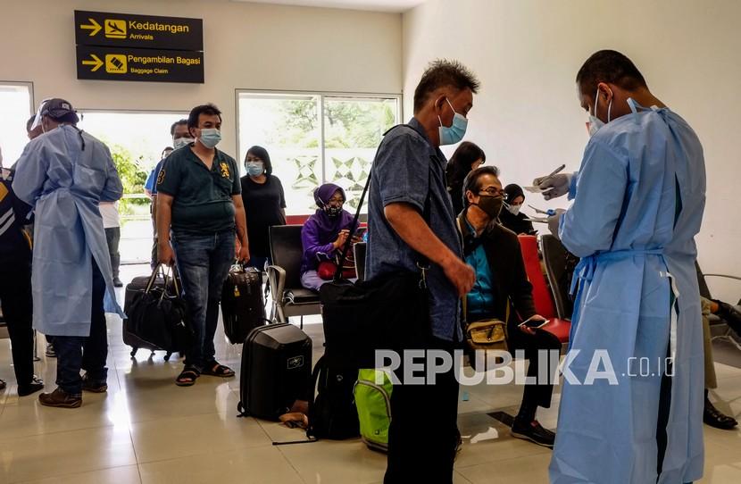 Petugas kesehatan mendata penumpang yang baru tiba di Terminal Kedatangan Bandara Depati Amir, Pangkalpinang, Bangka Belitung, Senin (17/5/2021). PPKM Mikro Intensif di Kabupaten Belitung berlaku selama periode 8-15 Juli 2021. Ilustrasi. 