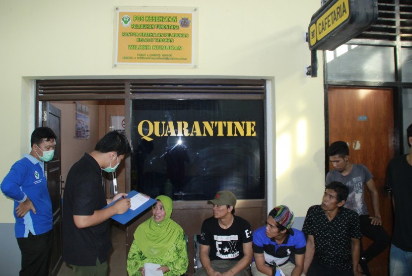 Petugas Kesehatan mendata TKI ilegal yang dipulangkan pemerintah Malaysia setibanya di Terminal Pelabuhan Tunon Taka Kabupaten Nunukan, Kalimantan Utara, Kamis (30/3). (Antara/M Rusman)