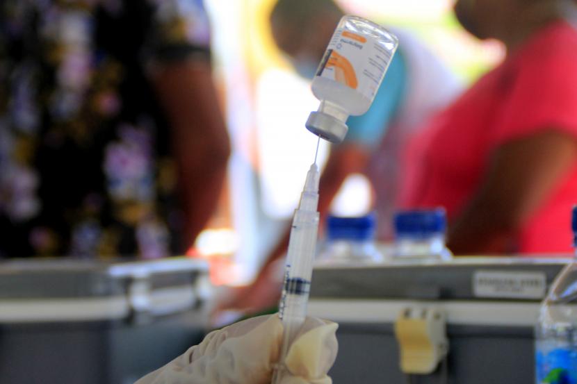 Petugas kesehatan mengambil cairan vaksin saat vaksinasi massal COVID-19 yang digelar Kejaksaan Tinggi (Kejati) NTT di Kupang, NTT, Sabtu (10/7/2021). Kejati NTT menargetkan 2.500 orang di Kota Kupang menerima vaksin COVID-19 dosis pertama dalam pelaksanaan vaksinisasi massal itu.