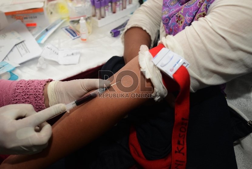 Petugas kesehatan mengambil darah untuk tes HIV secara gratis (ilustrasi) 