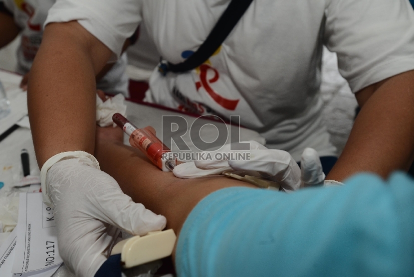 Petugas kesehatan mengambil darah untuk tes HIV secara gratis di Taman Suropati, Jakarta, Ahad (29/11). (Republika/Raisan Al Farisi)