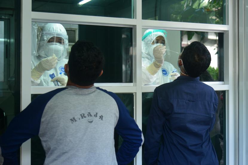 Petugas kesehatan mengambil sampel lendir hidung warga, termasuk mahasiswa, santri dan pelajar di Laboratorium Kesehatan Daerah (Labkesda) Aceh di Banda Aceh, Aceh. Satgas Covid-19 menyoroti Aceh yang mengalami kenaikan kasus paling signifikan di Tanah Air.