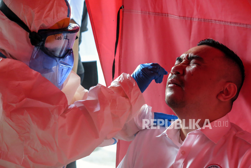 Petugas kesehatan mengambil sampel usap di RSUD Cibinong, Kabupaten Bogor, Jawa Barat, Rabu (27/1/2021).