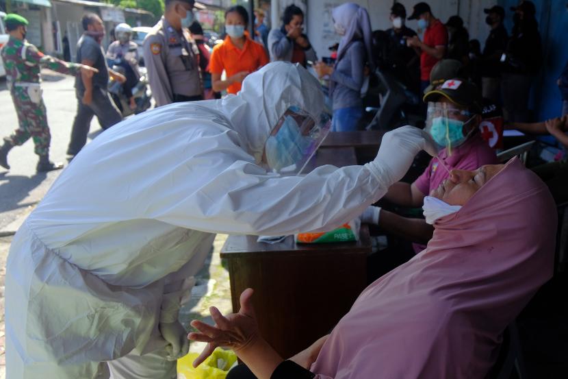 Petugas kesehatan mengambil sampel usap saat tes cepat antigen bagi pelanggar protokol kesehatan yang menjalani sanksi di Denpasar, Bali, Selasa (16/2/2021). Sanksi tes cepat antigen secara gratis bagi pelanggar tersebut digelar saat razia protokol kesehatan pada masa Pemberlakuan Pembatasan Kegiatan Masyarakat (PPKM) skala mikro untuk memutus rantai penyebaran COVID-19.