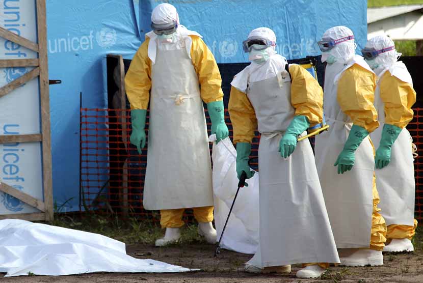 Petugas kesehatan mengangkut jasad penderita Ebola dari ruang isolasi. (ilustrasi)