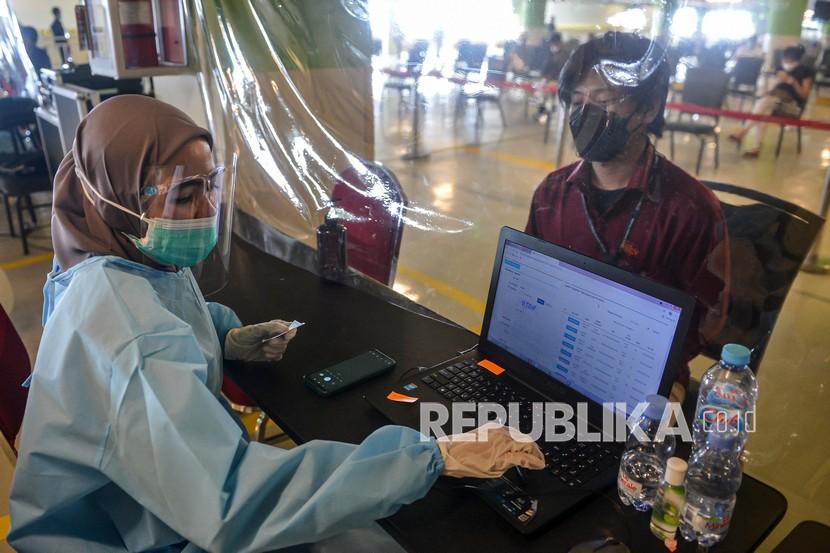 Petugas kesehatan mengecek data warga sebelum mendapatkan vaksin COVID-19 di salah satu mal kawasan Pantai Indah Kapuk (PIK), Jakarta Utara, Rabu (7/7/2021). Satuan Tugas Penanganan COVID-19 melaporkan sebanyak 14.443.813 jiwa telah menerima vaksin COVID-19 dosis lengkap, sementara untuk yang baru mendapatkan vaksin dosis pertama sebanyak 863.768 jiwa dalam upaya membentuk kekebalan kelompok (Herd Immunity) dan mengatasi pandemi COVID-19. 