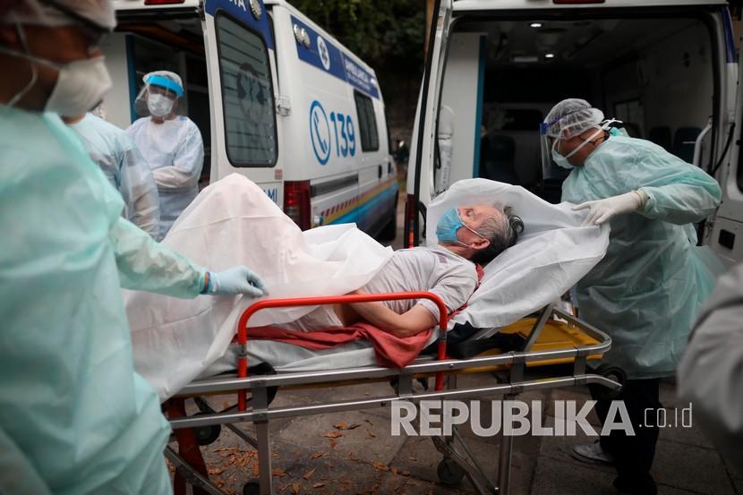 Petugas kesehatan mengevakuasi pria lanjut usia dari panti jompo setelah beberapa penghuni dinyatakan positif terkena virus Corona di Buenos Aires, Argentina.
