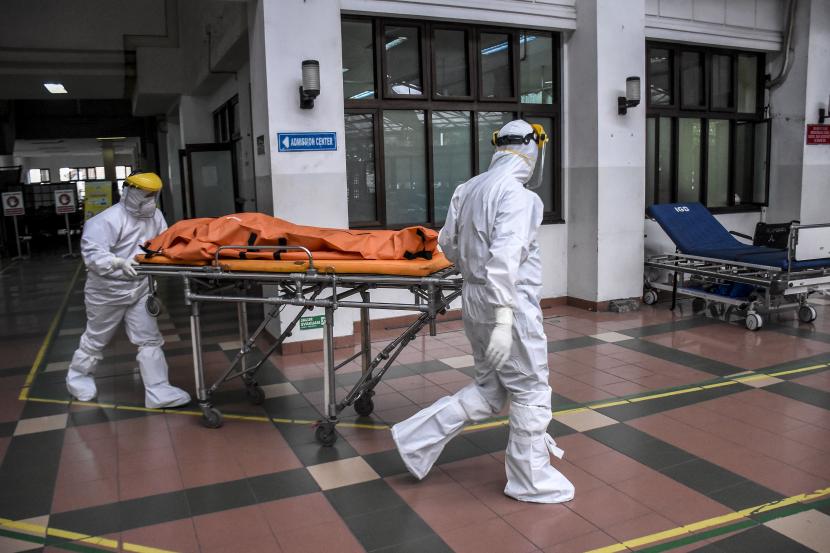 Petugas kesehatan menggunakan alat pelindung diri (APD) membawa jenazah dengan protokol Covid-19 di ruang Instalasi Gawat Darurat (IGD) Rumah Sakit Dokter Hasan Sadikin (RSHS), Kota Bandung.