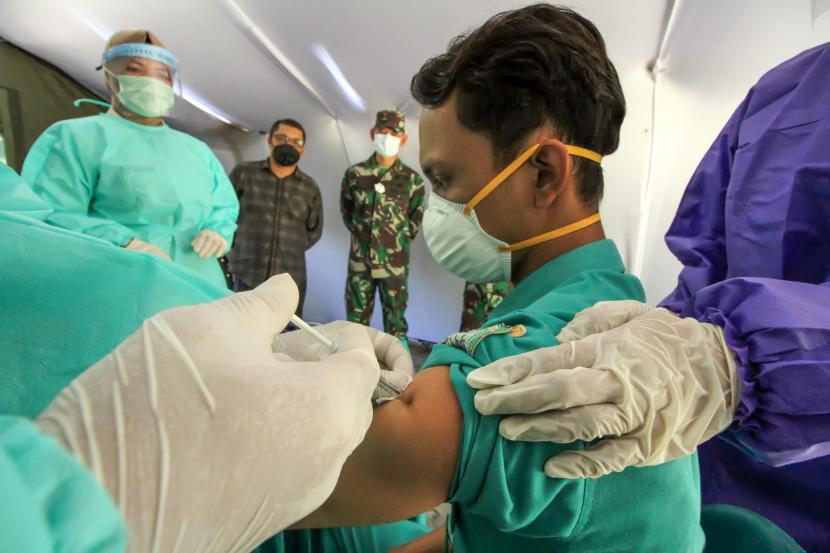 Petugas kesehatan mengikuti simulasi uji coba vaksinasi COVID-19 di Rumah Sakit Kesrem Lhokseumawe, Aceh.