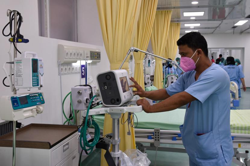Petugas kesehatan mengoperasikan sejumlah alat medis di ruangan ICU Khusus COVID-19 di RSUD dr Pirngadi Medan, Kota Medan, Sumatera Utara, Jumat (3/9). Pemerintah mencatat belanja biaya perawatan pasien Covid-19 sebesar Rp 30,1 triliun.