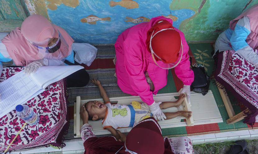 Stunting Berdampak pada Gangguan Metabolik Anak. Petugas kesehatan mengukur tinggi badan balita saat kegiatan pos pelayanan terpadu (posyandu) di Posyandu Mekar Sari, Karangasem Selatan, Kabupaten Batang, Jawa Tengah.