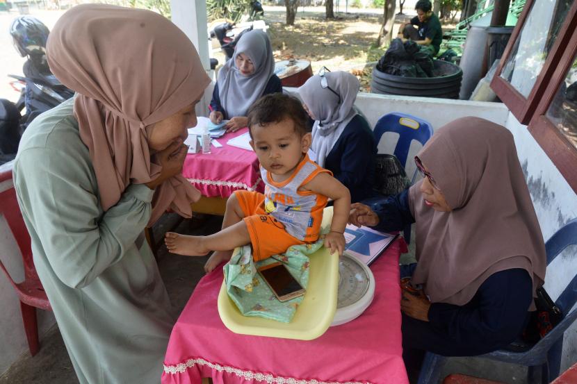 Petugas kesehatan menimbang berat badan anak saat berlangsung imunisasi. Pada 1.000 Hari Pertama Kehidupan (HPK) adalah fase kritis seorang manusia dalam hidupnya. Pada fase ini pertumbuhan sel-sel otak terjadi sangat cepat. 