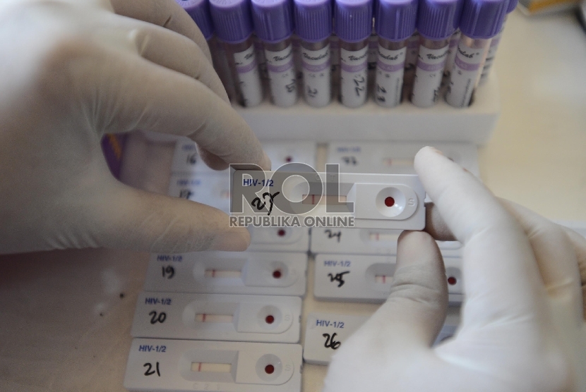  Petugas kesehatan menunjukan darah yang telah diambil untuk kemudian di tes HIV. (ilustrasi)