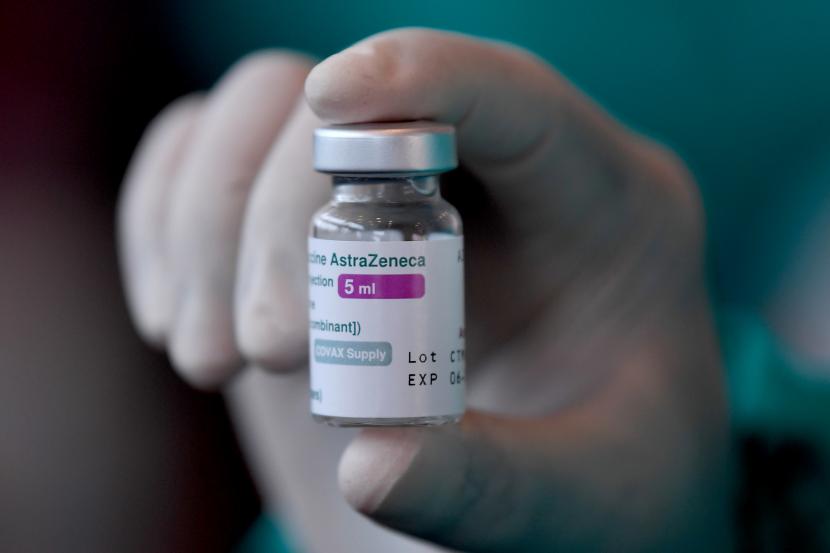 Petugas kesehatan menunjukkan vaksin COVID-19 AstraZeneca. Dalam sebuah studi terbaru dari Inggris ditemukan jika hampir 100 persen orang langsung mengembangkan antibodi Covid-19 usai menerima suntikan vaksin kedua dari AstraZeneca dan Pfizer.