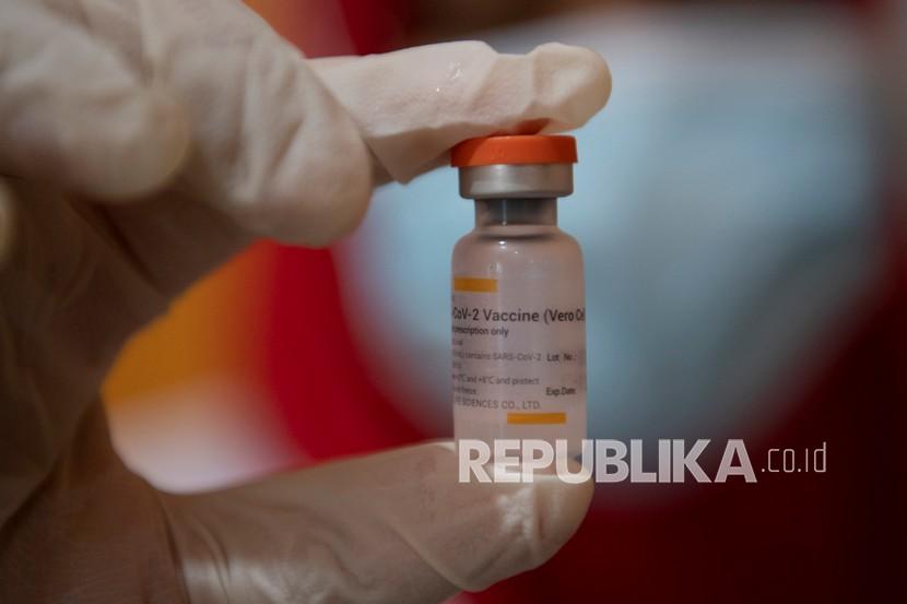 Petugas kesehatan menunjukkan vaksin COVID-19 di Puskesmas Merdeka, Palembang, Sumatera Selatan, Kamis (14/1/2021). Sebanyak 1,2 juta tenaga kesehatan yang selama ini menjadi garda terdepan dalam penanganan pandemi COVID-19 di Indonesia, menjalani vaksinasi Covid-19 tahap pertama yang dimulai Rabu (13/1). 