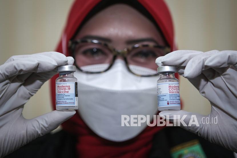 Petugas kesehatan menunjukkan vaksin Moderna saat vaksinasi dosis ketiga di Kantor Dinas Kesehatan Kota Tangerang, Banten, Sabtu (7/8/2021). Pemerintah Kota Tangerang mulai menyuntikkan vaksinasi dosis ketiga untuk tenaga kesehatan dan ditargetkan rampung pada pekan ketiga bulan Agustus 2021. 