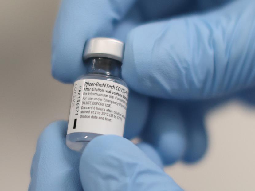 Petugas kesehatan menunjukkan vaksin Pfizer buatan perusahaan farmasi Amerika Serikat.