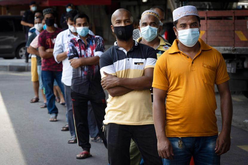  Muslim Johor Boleh Berziarah Lagi. Penduduk dan warga pendatang mengikuti tes virus corona di pasar basah di Kuala Lumpur, Malaysia. 