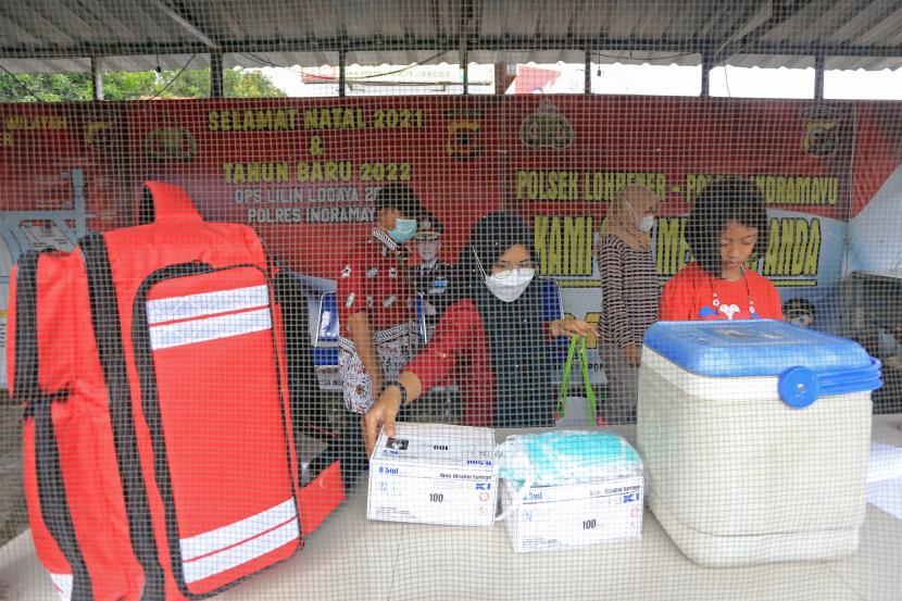 Petugas kesehatan menyiapkan alat kesehatan untuk pemudik di posko kesehatan pos Lingkar Lohbener, Indramayu, Jawa Barat, Kamis (21/4/2022). Dinas Kesehatan Kabupaten Indramayu bekerja sama dengan Kepolisian menempatkan posko kesehatan di sejumlah titik yang juga melayani tes usap serta Vaksinasi COVID-19 bagi pemudik yang melintas di jalur Pantura.