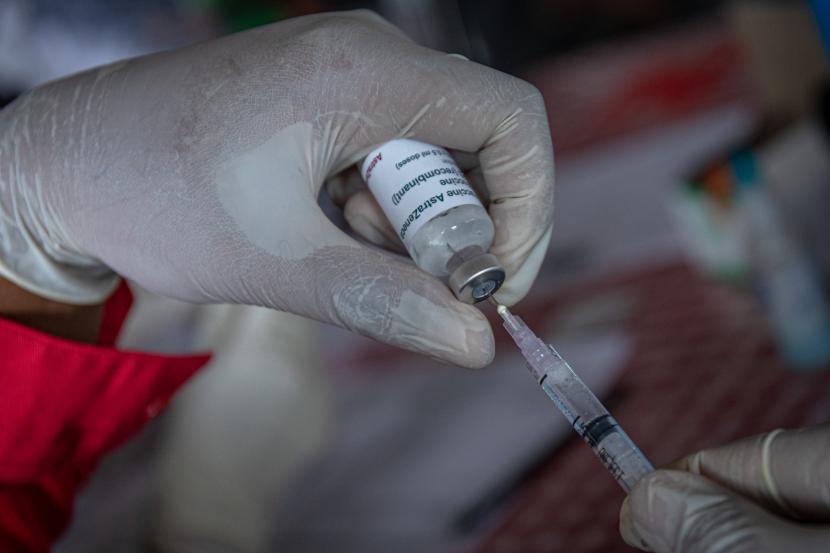 Petugas kesehatan menyiapkan dosis vaksin COVID-19 penguat (booster) jenis AstraZeneca untuk disuntikkan kepada warga di sebuah pusat perbelanjaan di Kota Semarang, Jawa Tengah, Senin (17/1/2022). Sebanyak 2,7 juta dosis vaksin AstraZeneca tiba di Indonesia, Rabu (9/2/2022).