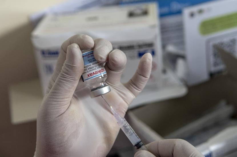 Petugas kesehatan menyiapkan dosis vaksin Covid-19 untuk disuntikan ke calon penerima vaksin (ilustrasi).  Dinas Kesehatan Provinsi Kalimantan Tengah memanfaatkan Musabaqah Tilawatil Quran dan Hadits (MTQH) yang digelar di Kota Palangka Raya untuk memacu peningkatan capaian target vaksinasi Covid-19.