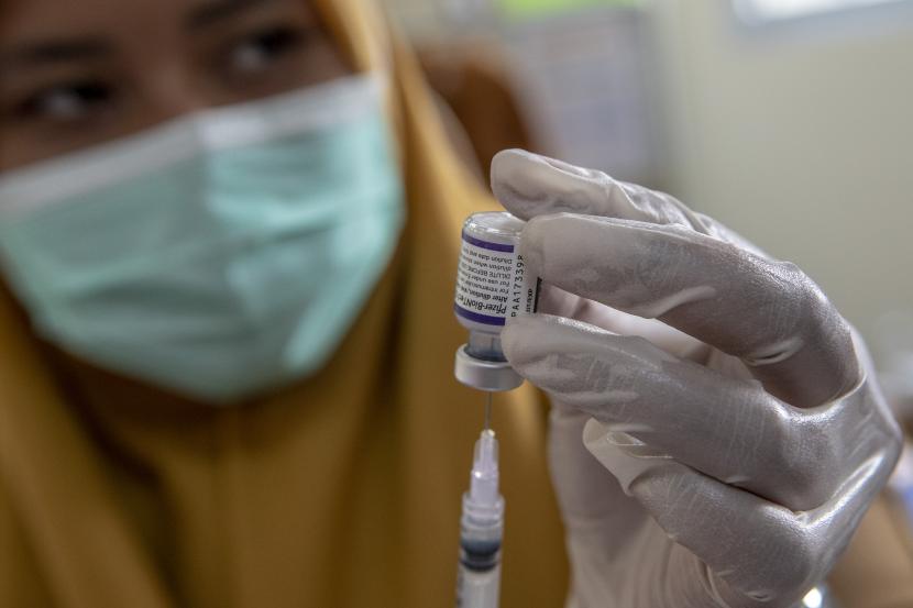 Petugas kesehatan menyiapkan dosis vaksin COVID-19 untuk disuntikan ke calon penerima vaksin. Capaian vaksinasi booster atau dosis ketiga di Kota Cirebon baru mencapai 33 persen. Ilustrasi.