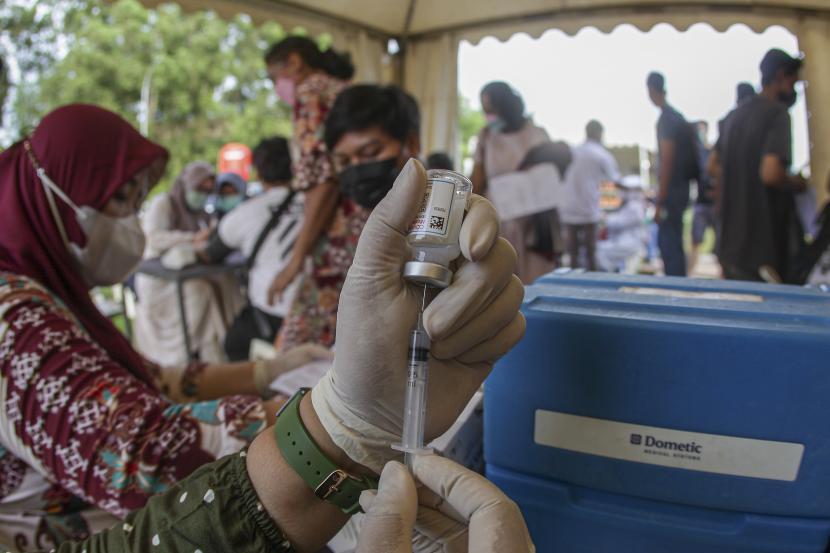 Petugas kesehatan menyiapkan vaksin booster COVID-19 di bazar Ramadhan Taman Dang Anom, Batam, Kepulaua Riau, Jumat (15/4/2022). Pemerintah setempat membuka gerai vaksinasi booster di lokasi bazar Ramadhan sebagai upaya percepatan pemulihan sektor pariwisata dan ekonomi Batam.