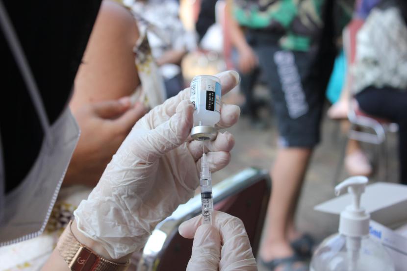 Petugas kesehatan menyiapkan vaksin COVID-19 dosis penguat (booster) di kawasan IRTI Monas, Jakarta, Selasa (5/7/2022).