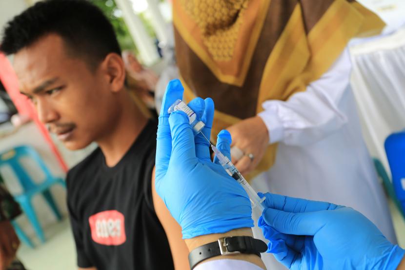 Petugas kesehatan menyiapkan vaksin COVID-19 saat pelaksanaan vaksinasi massal di lapangan Teuku Umar, Meulaboh, Aceh Barat, Aceh, Senin (1/8/2022). Berdasarkan data Kementerian Kesehatan pada Minggu (31/7), jumlah penduduk Indonesia yang telah mendapatkan vaksinasi dosis penguat sebanyak 56.107.904 orang. Stok Vaksin Covid-19 Habis, Pemkab Aceh Timur Minta Tambahan