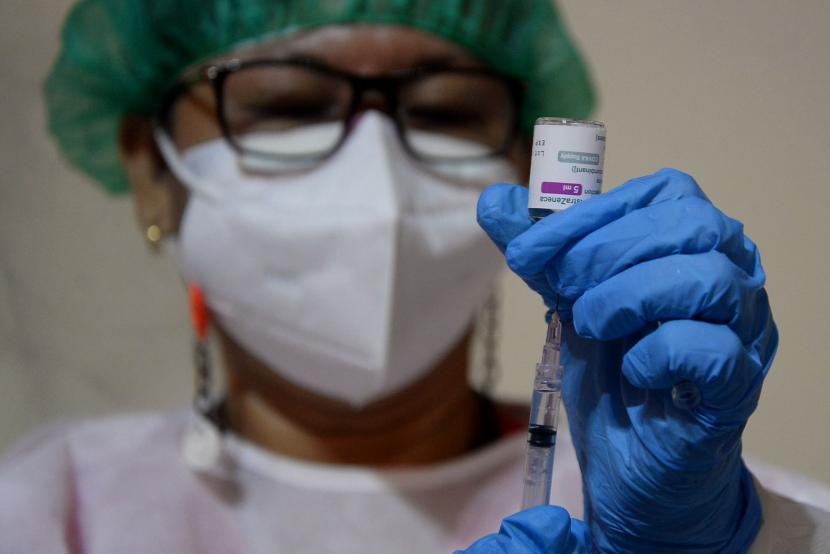 Petugas kesehatan menyiapkan vaksin Covid-19 sebelum disuntikan kepada para warga yang akan divaksinasi (ilustrasi)