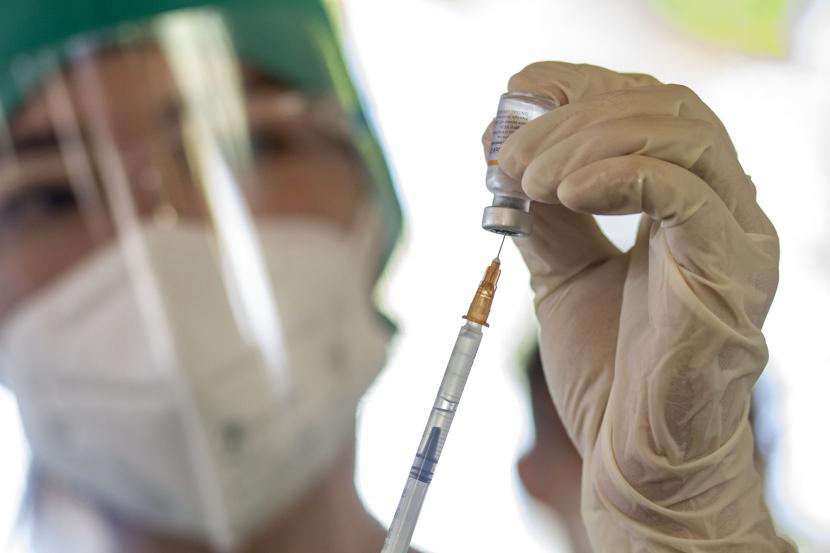 Petugas kesehatan menyiapkan vaksin COVID-19 Sinovac saat vaksinasi terhadap pejabat pemerintah kabupaten Kepulauan Sangihe di Rumah Sakit Liun Kendage Tahuna, Sulawesi Utara, Senin (1/2/2021). Vaksinasi untuk mencegah COVID-19 di Kepulauan Sangihe tersebut merupakan tahap pertama.