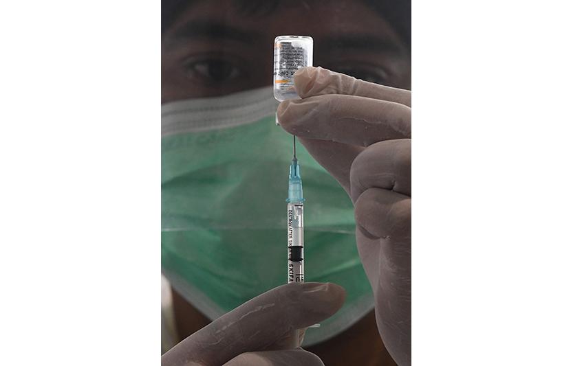 Petugas kesehatan menyiapkan vaksin Covid-19 Sinovac yang akan diberikan pada tenaga kesehatan  (ilustrasi)