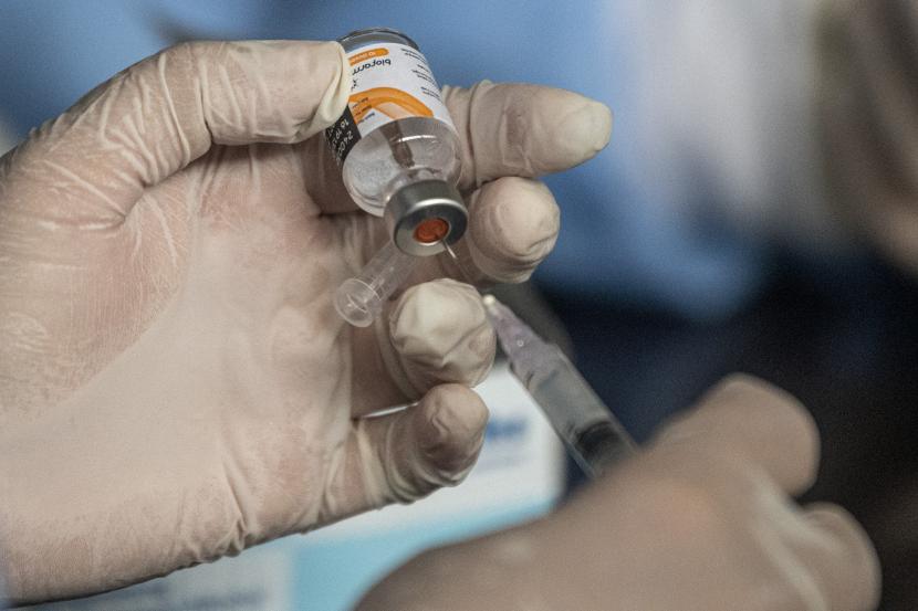 Petugas kesehatan menyiapkan vaksin COVID-19