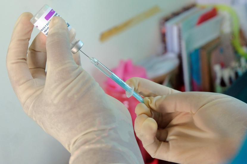 Petugas kesehatan menyiapkan vaksin dosis ketiga saat vaksinasi Covid-19 booster. Capaian vaksinasi dosis ketiga di Provinsi Bengkulu sangat menurun karena kesadaran masyarakat mulai berkurang.