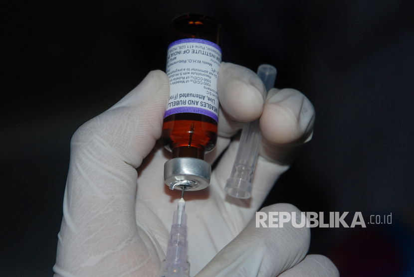 Petugas kesehatan menyiapkan vaksin Measles Rubella (MR) yang akan disuntikkan kepada siswa saat Kampanye Imunisasi Campak dan MR di SMPN 9, Bandung, Jawa Barat, Selasa (1/8). 