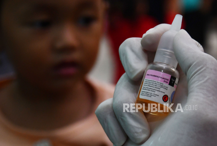 Petugas kesehatan menyiapkan vaksin polio saat pelaksanaan. (ilustrasi)