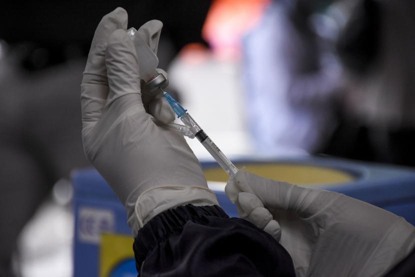 Petugas kesehatan menyiapkan vaksin saat simulasi pelayanan pelaksanaan vaksinasi Covid-19. 