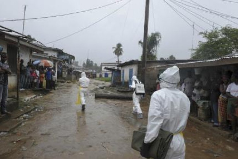 Petugas Kesehatan menyisir wilayah yang diduga terjangkit Ebola di Monrovia, LIberia