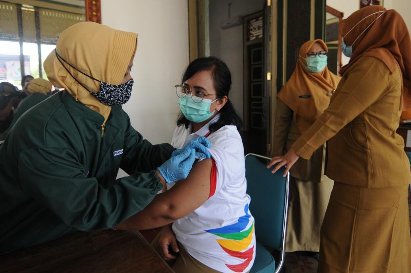 Petugas kesehatan menyuntikan cairan vaksin COVID-19 kepada pegawai Dinas Kesehatan Boyolali, di Boyolali, Jawa Tengah, Senin (8/2/2021).Pada vaksinasi COVID-19 dosis kedua, Dinas Kesehatan Kabupaten Boyolali akan memvaksin sebanyak 3.494 orang tenaga kesehatan dan tokoh masyarakat yang bertujuan untuk membuat sistem imunitas tubuh sehingga dapat mengantisipasi penyebaran COVID-19.