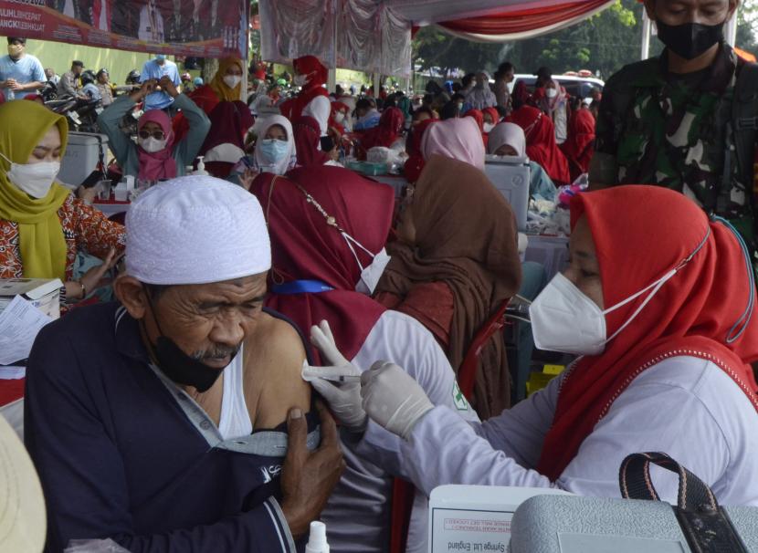 Petugas kesehatan menyuntikan vaksin booster COVID-19 kepada warga di Bandar Lampung, Lampung, Kamis (18/8/2022). Vaksinasi COVID-19 dosis ketiga tersebut diselenggarakan oleh Pemerintah Kota Bandar Lampung dalam rangka perayaan HUT ke-77 Kemerdekaan RI. 