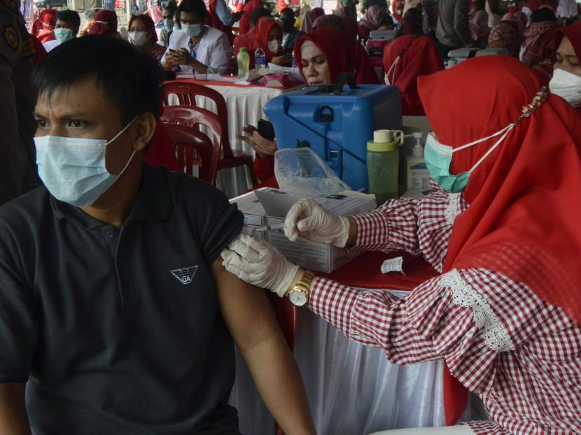 Petugas kesehatan menyuntikan vaksin booster COVID-19 kepada warga di Bandar Lampung, Lampung, Kamis (18/8/2022). Vaksinasi COVID-19 dosis ketiga tersebut diselenggarakan oleh Pemerintah Kota Bandar Lampung dalam rangka perayaan HUT ke-77 Kemerdekaan RI. Kasus Covid-19 di Indonesia Bertambah 5.070 Orang