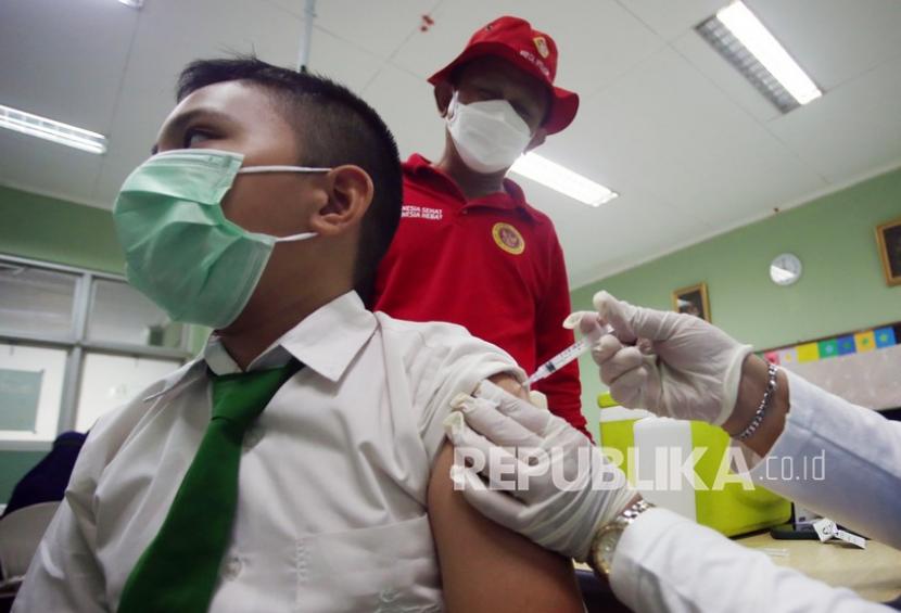 Petugas kesehatan menyuntikan vaksin COVID-19 dosis pertama kepada siswa di SD Al Azhar, Serpong, Tangerang Selatan, Banten, Rabu (15/12/2021). Kegiatan vaksinasi Covid-19 bagi kalangan anak usia 6-11 tahun di Kota Tangerang Selatan (Tangsel) terus digencarkan.