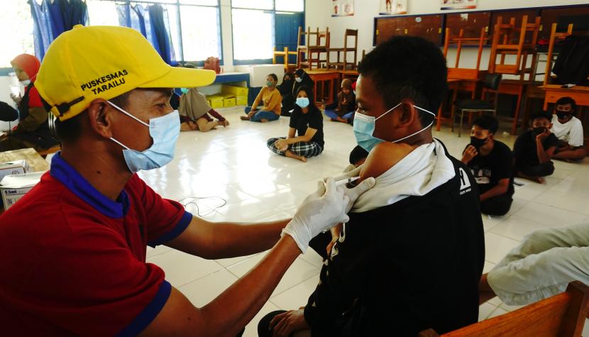 Petugas kesehatan menyuntikan vaksin Covid-19 kepada pelajar di SMPN 1 Sampaga, Mamuju, Sulawesi Barat. (ilustrasi)