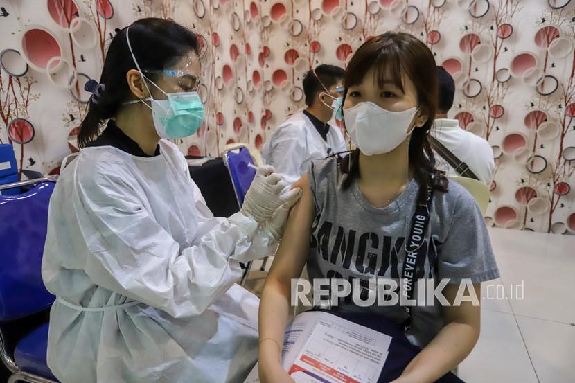 Petugas kesehatan menyuntikan vaksin COVID-19 kepada seorang pelaku pariwisata di Batam, Kepulauan Riau. (ilustrasi)