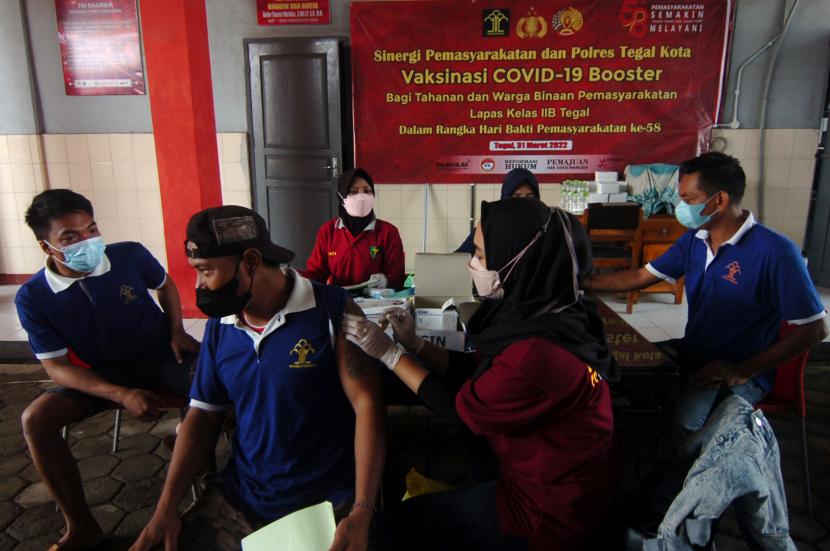 Petugas kesehatan menyuntikan vaksin COVID-19 di Kota Tegal, Jawa Tengah, Kamis (31/3/2022). Anggota Panja Vaksin DPR menilai booster jadi syarat mudik merupakan ketidakadilan.