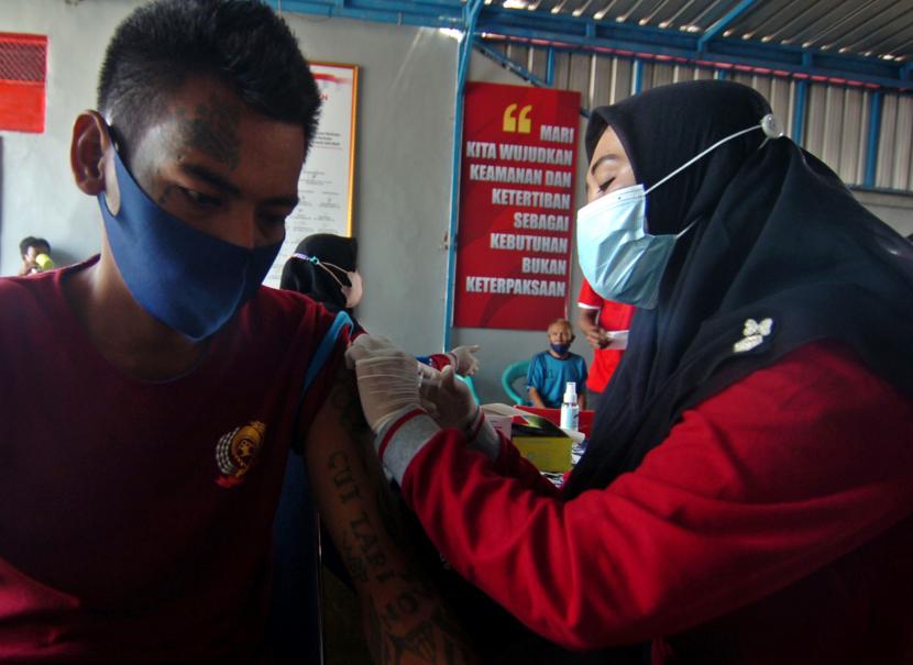 Petugas kesehatan menyuntikan vaksin COVID-19 kepada warga binaan di Lapas Kelas IIB Kota Tegal, Jawa Tengah, Kamis (31/3/2022). Lapas Kelas IIB Tegal dan Polres Tegal Kota melakukan vaksinasi dosis ketiga (booster) kepada 286 warga binaan sebagai upaya pencegahan COVID-19.