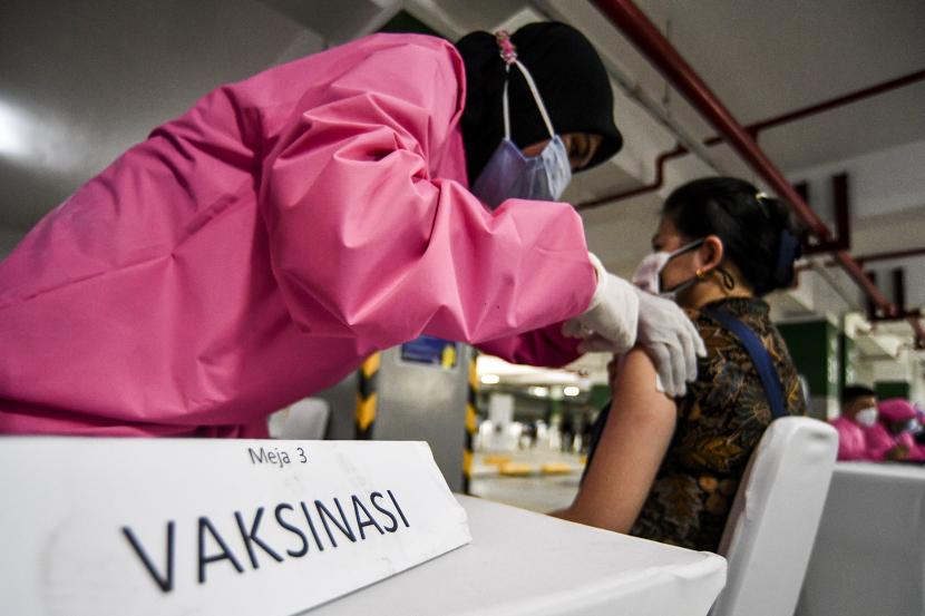 Petugas kesehatan menyuntikan vaksin COVID-19 Sinovac ke seorang warga di kawasan Masjid Istiqlal, Jakarta, Selasa (23/2/2021). Menteri Badan Usaha Milik Negara (BUMN) Erick Thohir mengatakan pemerintah tengah mengupayakan pengadaan 20 juta dosis vaksin COVID-19 kategori mandiri, di mana vaksin tersebut akan diberikan pengusaha bagi para karyawan di perusahaannya masing-masing.