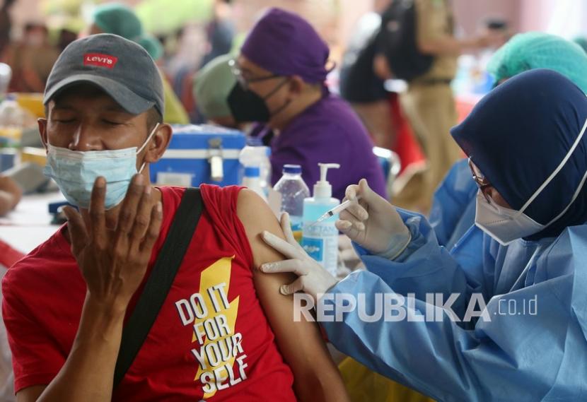 Petugas kesehatan menyuntikan vaksin penguat (booster) COVID-19 kepada seorang warga dalam kegaiatan serbuan vaksinasi COVID-19 di Puspem Kota Tangerang, Tangerang, Banten, Selasa (29/3/2022). Vaksinasi yang diadakan oleh Polri dan Pemkot Tangerang itu diikuti 3.250 orang yang didominasi warga dan pekerja pabrik yang berencana akan mudik Lebaran.